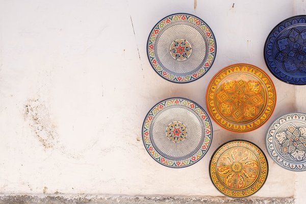 Explorer les marchés artisanaux du Maroc : artisanat, épices et traditions locales