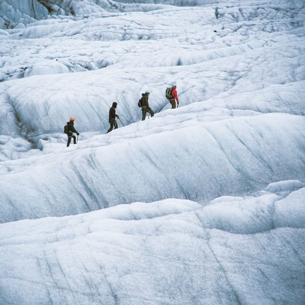 Comment faire de la randonnée sur des glaciers en compagnie de géologues expérimentés ?